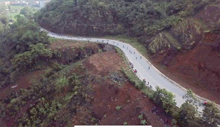 Những đoạn đường hiểm trở không ngăn được sự quyết tâm của các tay đua.